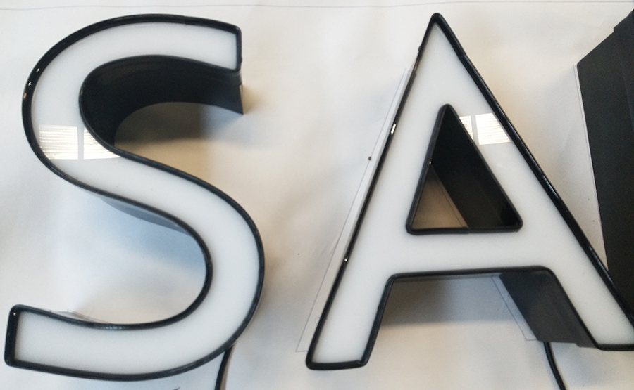 暴露的发光字和内心的发光字？